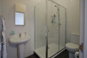 Glenholme-House-Bathroom